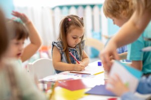 Groupe d'enfant en crèche