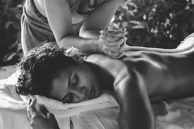 séance détente à l'huile de massage monoi