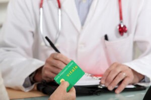 Mutuelle Santé - médecin acceptant une carte vitale